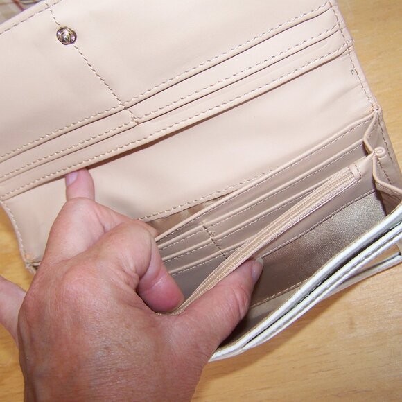 Guess Wallet - Picture 4 of 5